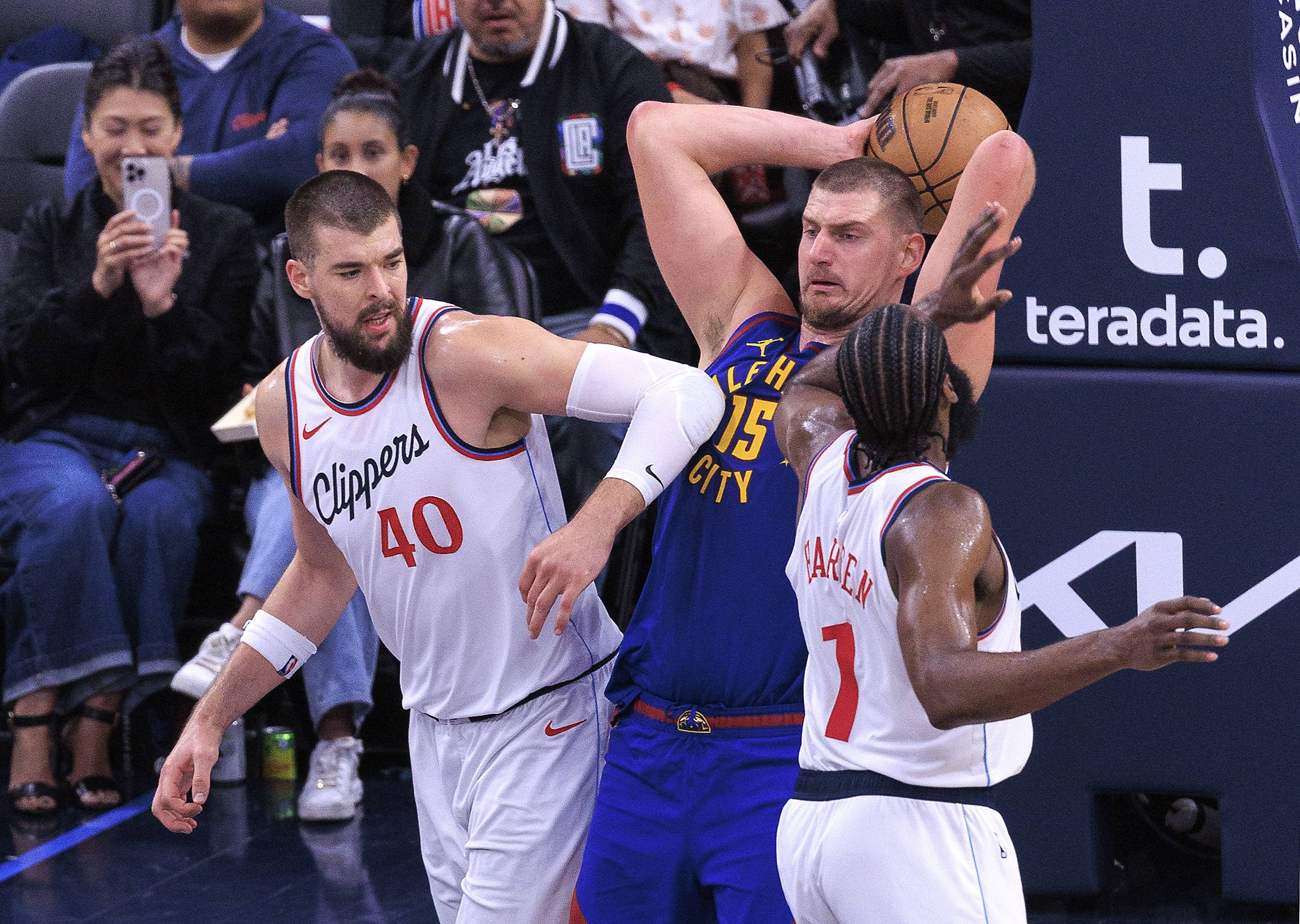 NBA球员在季后赛中一鼓作气，实现逆转晋级下一轮