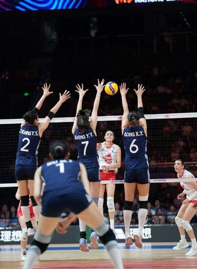 世俱杯参赛资格-中国女排队员表现稳定，战胜强敌晋级决赛
