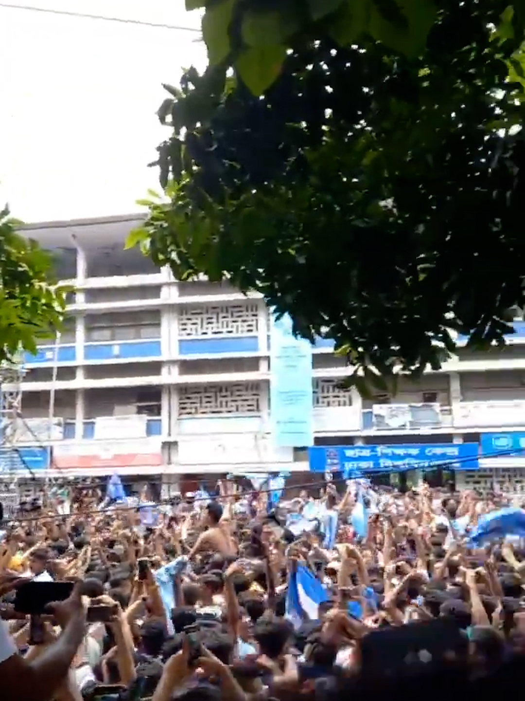 球迷欢呼雀跃，见证了一场精彩比赛