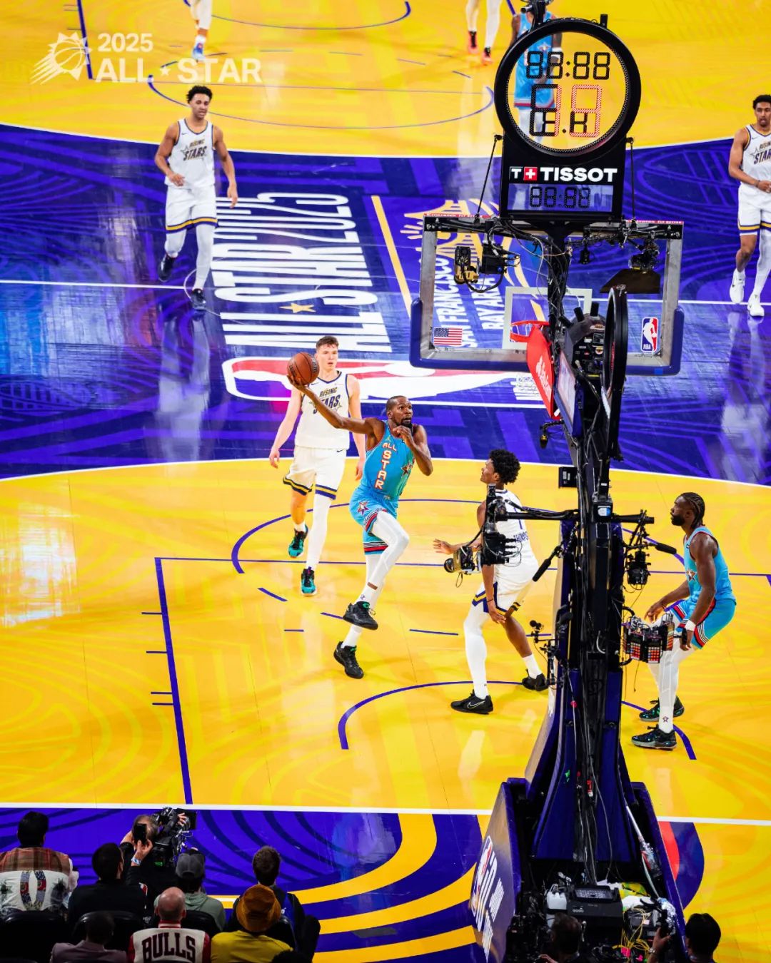 全明星赛上球员们载歌载舞，展现风采