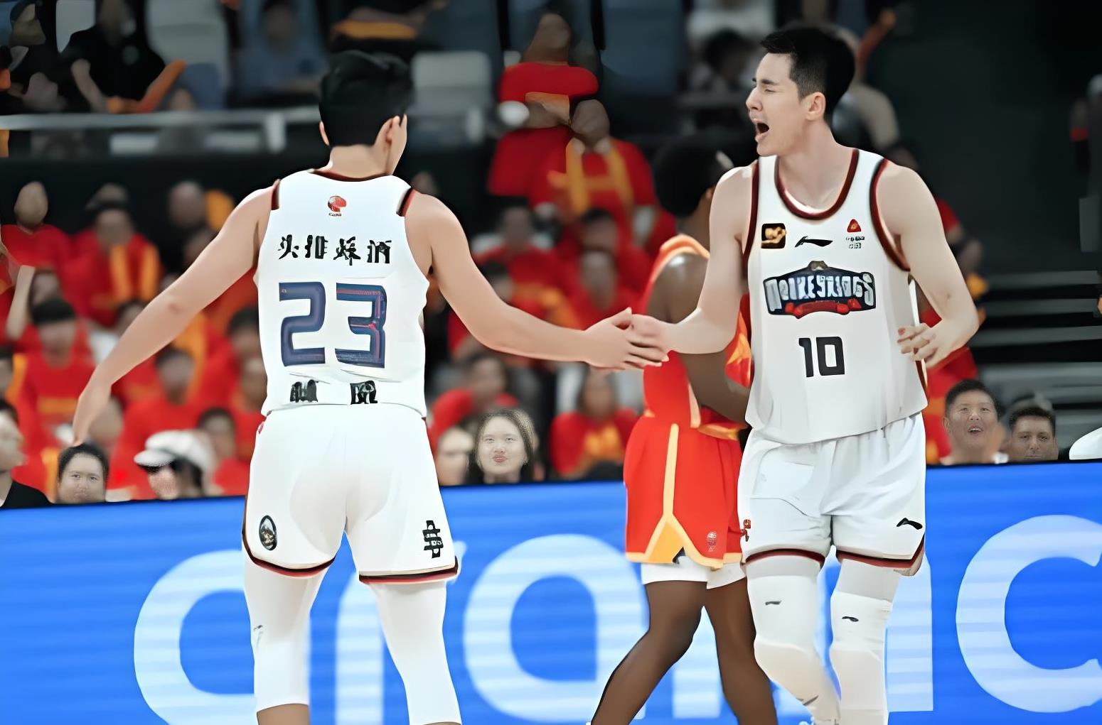 世俱杯参赛资格-防守漏洞频现，球队需及时补位避免失分