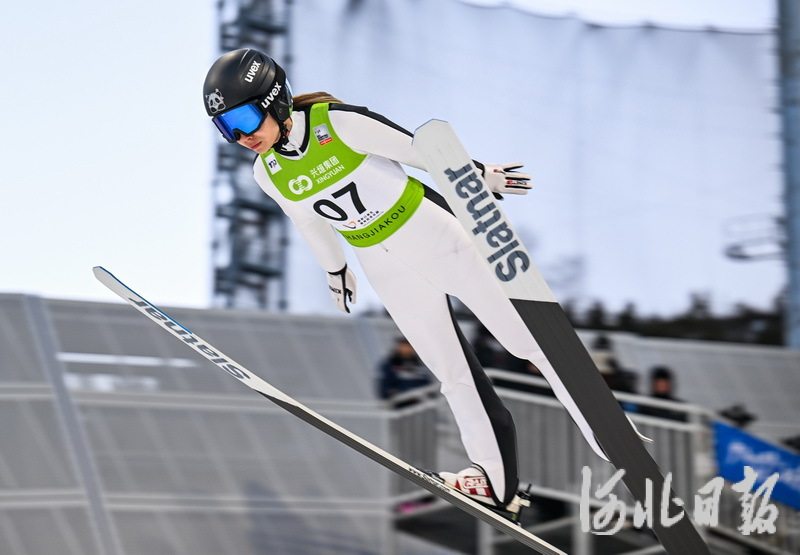 世俱杯决赛-斯洛文尼亚滑雪选手高空飘逸，斩获金牌