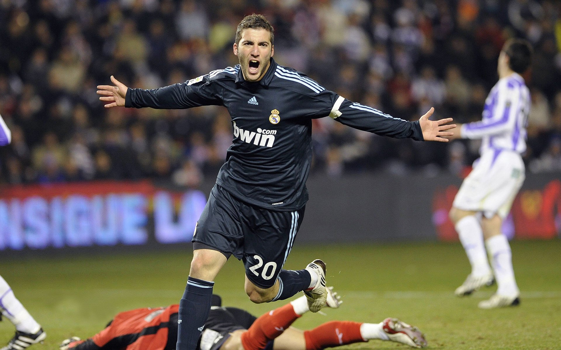 天山风暴席卷纽约城，小贾伦44+7+6难阻新疆队巅峰之战险胜尼克斯