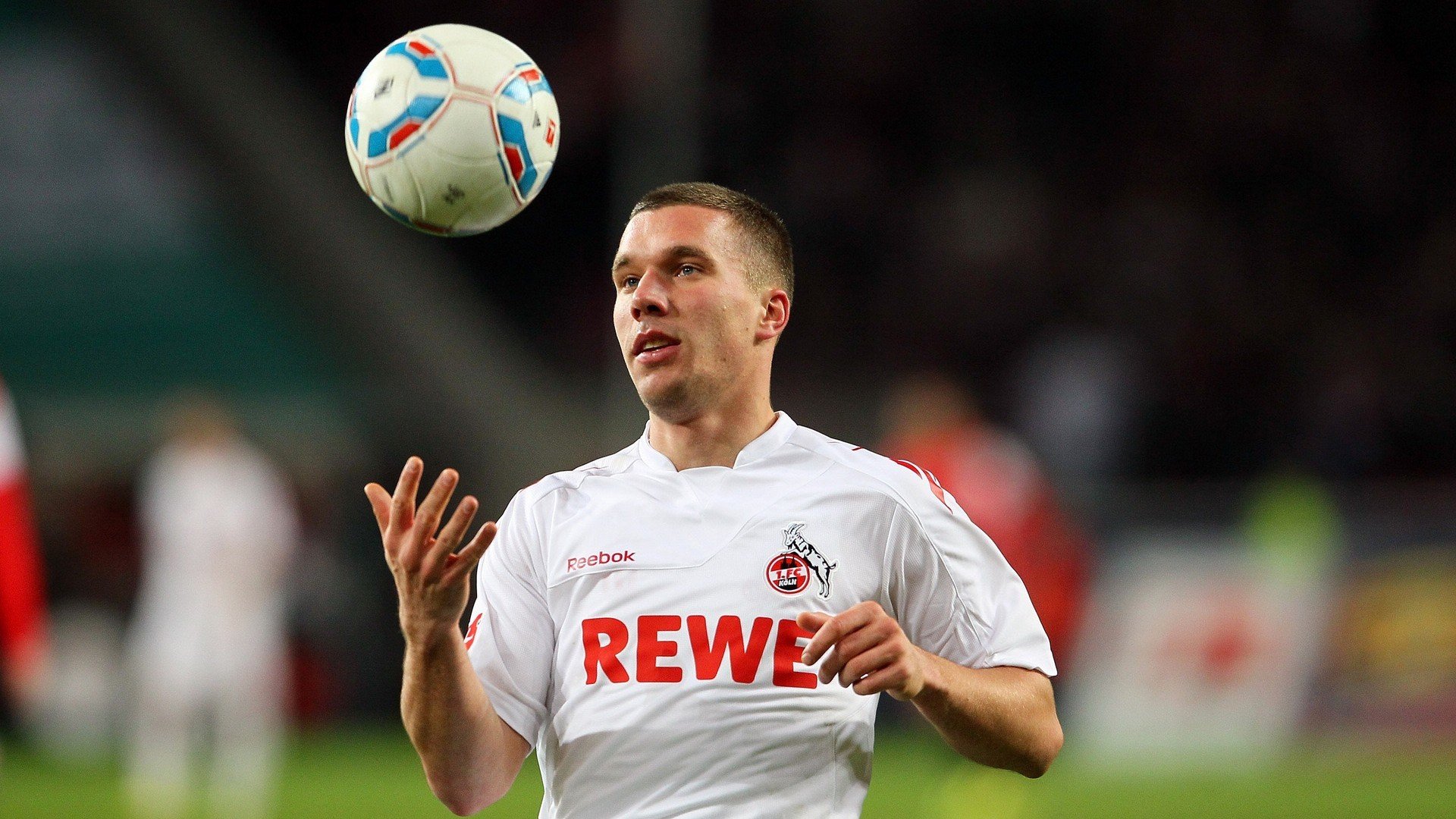 绿茵双重奏鸣曲,当瑞士铁骑碾过星月,库尔图瓦在彼岸点燃烽火